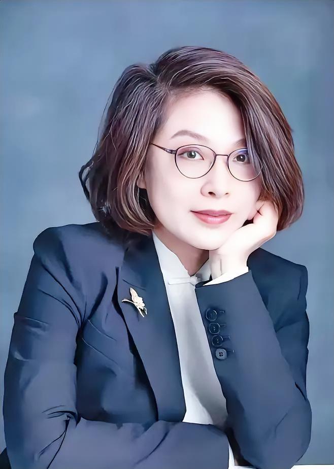 8月21日，马光远没有骂张丹丹“何不食肉糜”。他只做了一件事：翻她的简历，然后盯