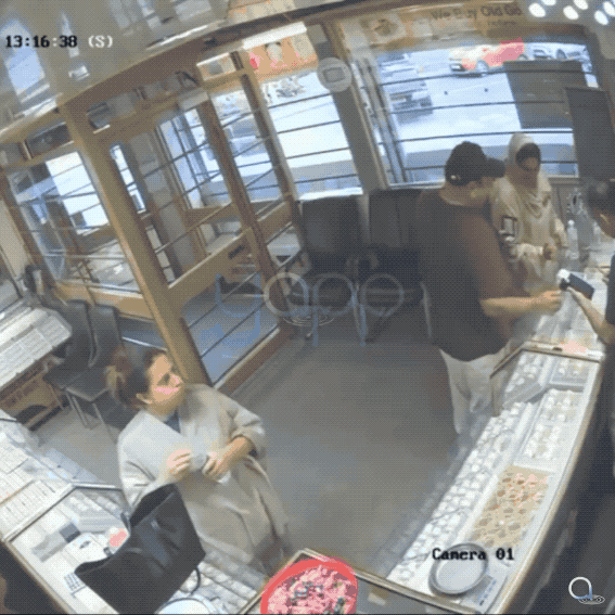 实拍外国劲爆金店抢劫：皮卡车撞击店门，蒙面团伙冲入，店内顾客吓死了！2026年9
