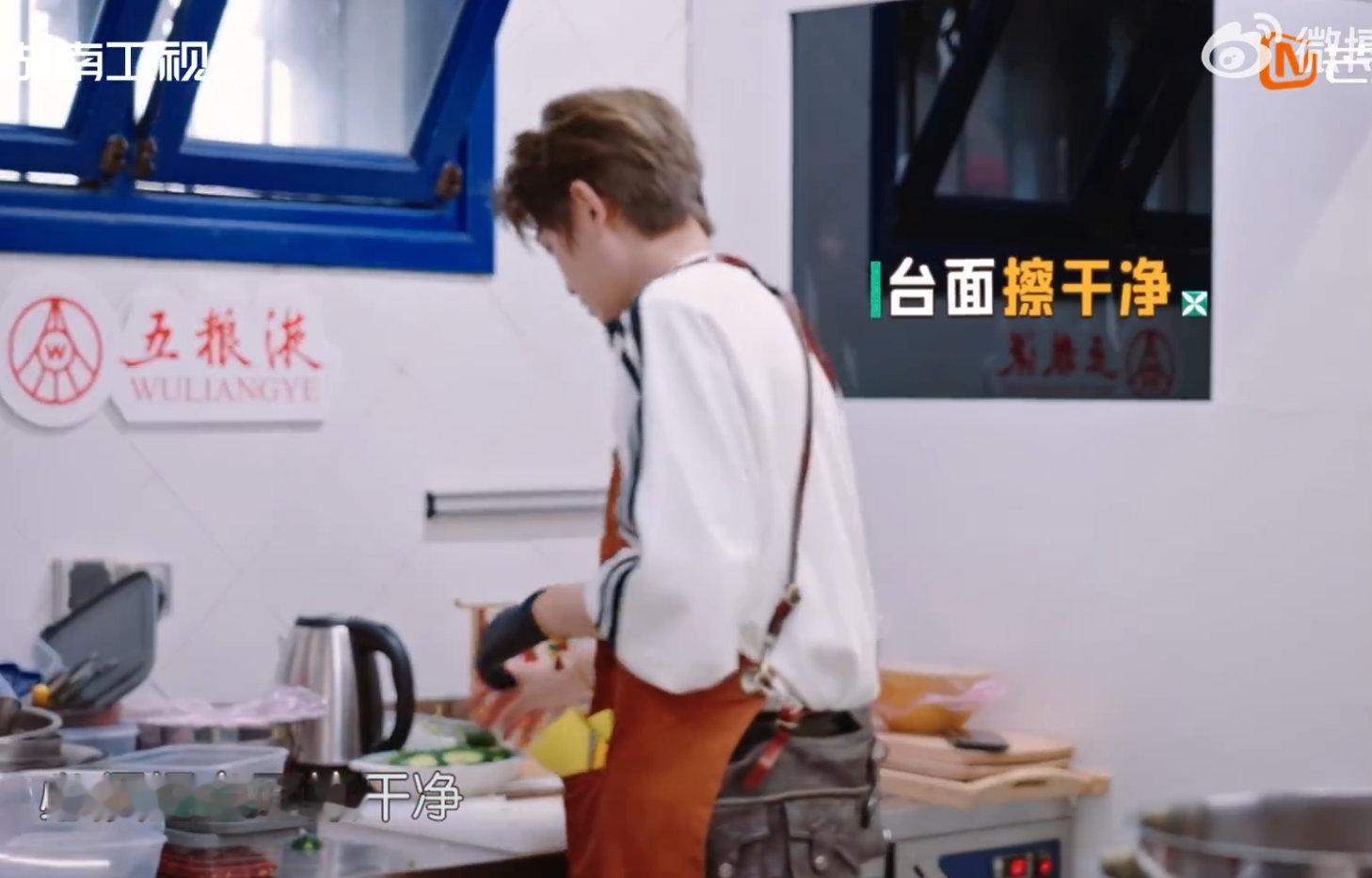 丁禹兮[超话]丁禹兮学蓑衣黄瓜：一开始切得 “乱七八糟”，练到后来行云流水，这股