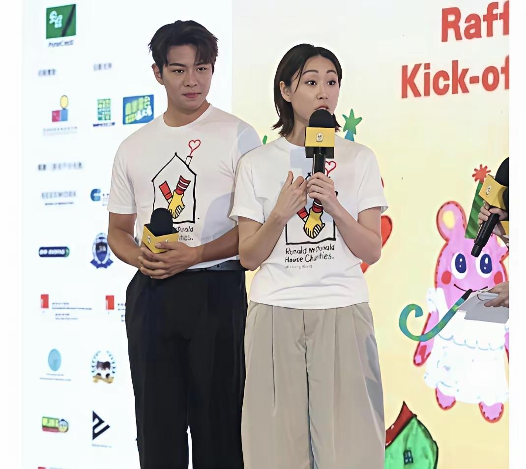 胡定欣不愧是一个善于掌控人生节奏的人！

7 月 1 日亮相慈善活动时，面对生育