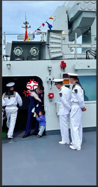 这个海军开放日，官兵们遇到了最难缠的"买家"
军舰开放日，一群小朋友上舰参观。