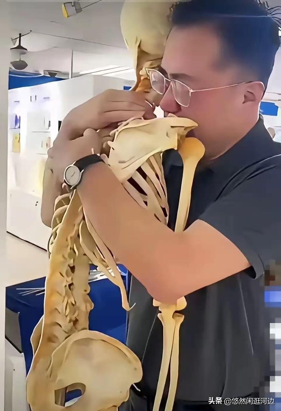 我看哭了！一名中年男子抱着一架骨骼哭的不能自已，这可是大体老师呀，他为什么哭？原