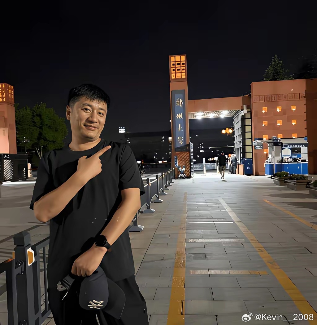 郑州大学的这张图片，看得我心酸流泪。张雪峰离开以后，郑州大学也发文悼念。张雪峰曾