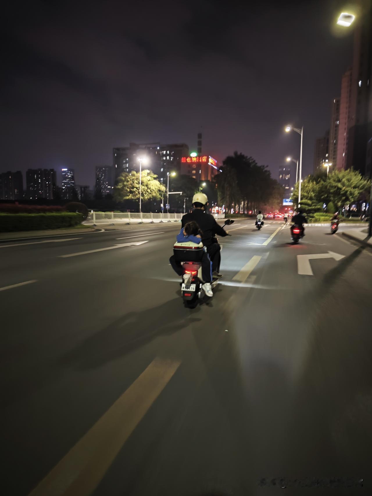 这一幕，手心都攥出汗了，电动车后座的娃
 
看到这一幕，心脏直接揪成一团——深夜