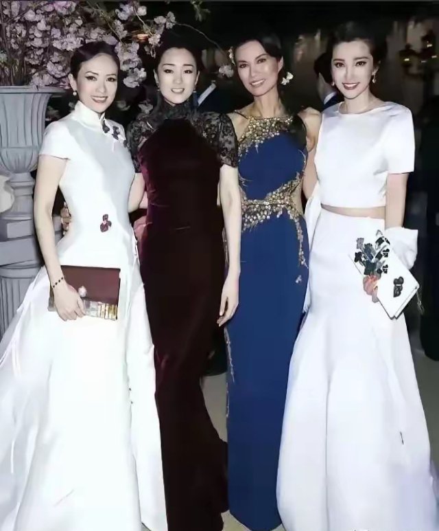 说实话，邓文迪真不算美女，但是合影，她却从来没输过 