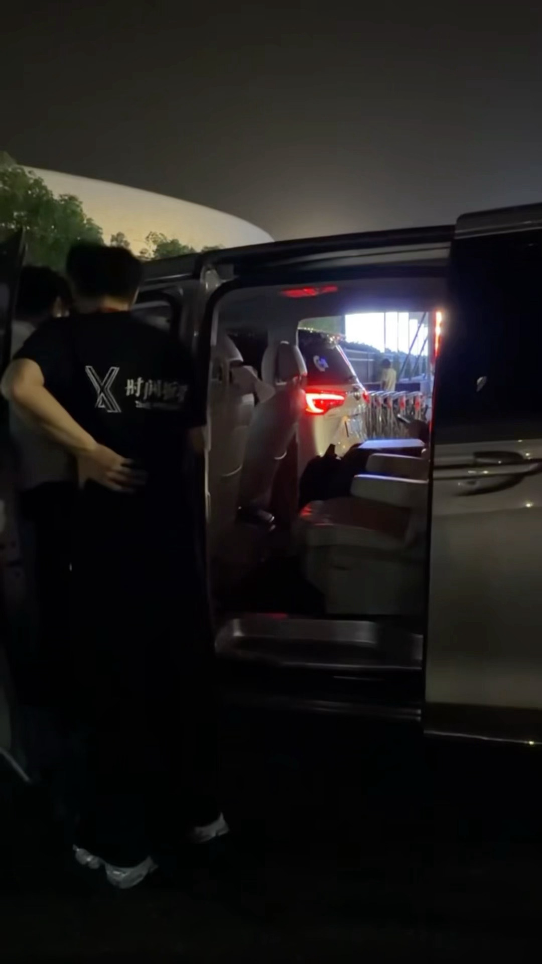 徐良安排专车送粉丝回家徐良说打人不行打车可以 纯路人点进来都被暖到的程度！一句“
