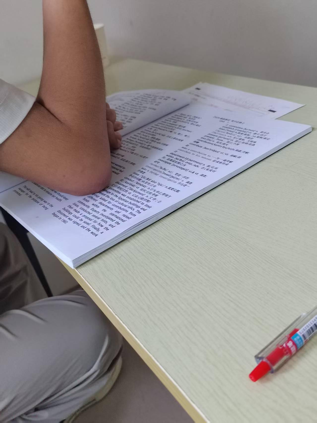 这个新高一学生，大前天上了两次课

基本上把高中必修一五个单元背诵完了

第四单