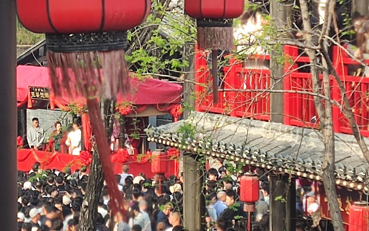 怪不得开封万岁山景区这么火！
值得一去！原来是这样？
在万岁山景区还真没有节假日