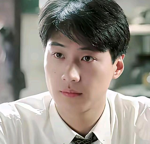 大多数人都认为娱乐圈至今为止没有哪位的颜值有超过黎明的，这个说法听起来虽然有些夸