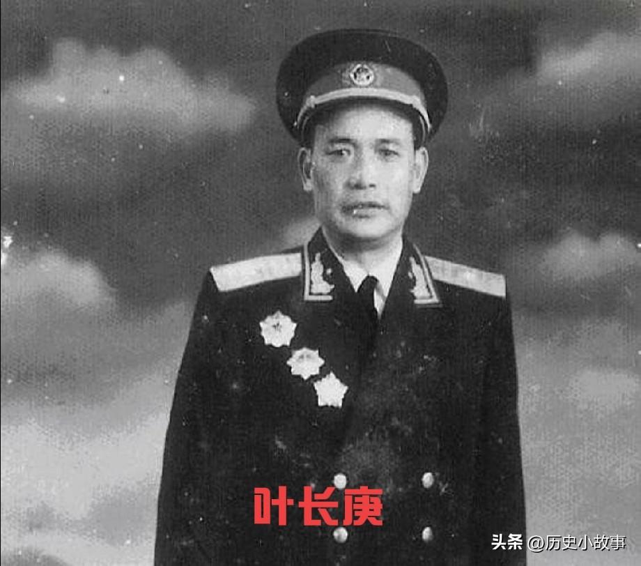 1946年，解放军为投诚的2000土匪设宴接风。席间，匪首脱下大衣，顺手挂到墙上