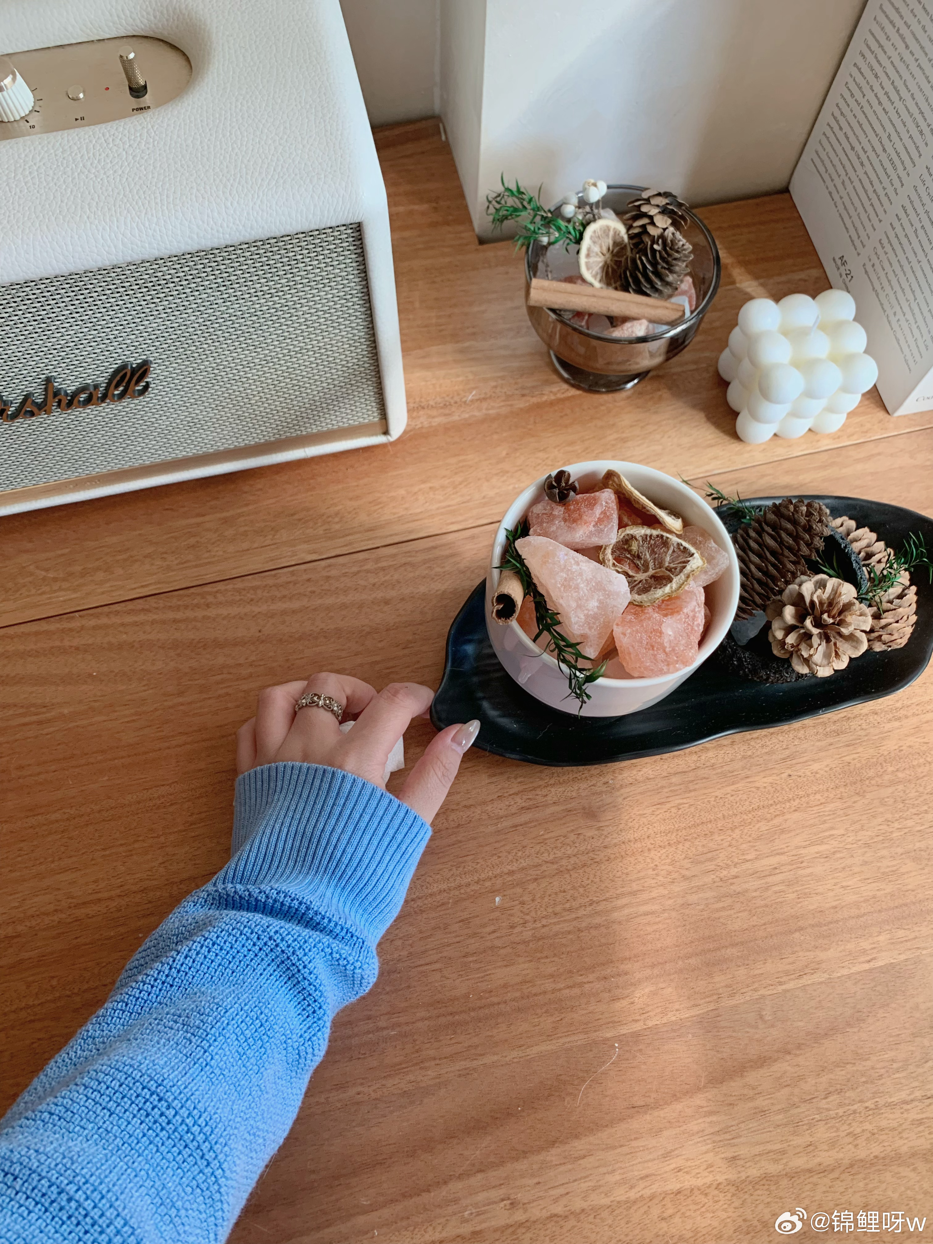 华夫格毛衣还有个蓝色，高饱和度色系，穿起来比较吸睛亮眼，也是显白的，秋冬也需要点