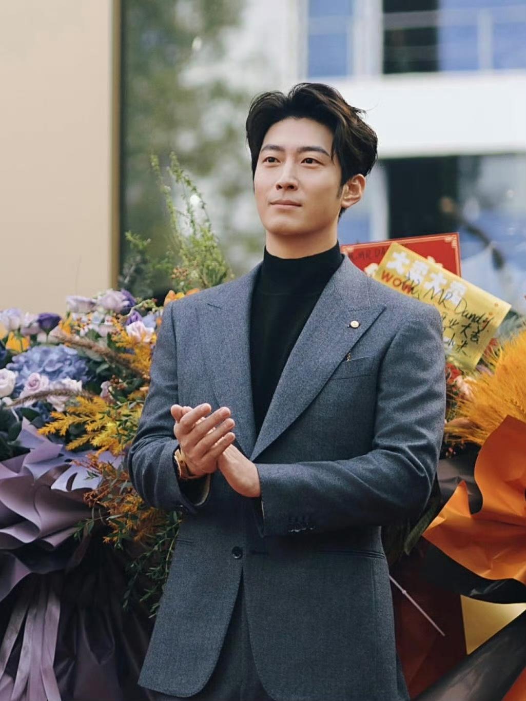 就喜欢看这种啪啪打脸的现场。

那边向太的“离婚”传闻话音未落，这边窦骁手上的戒