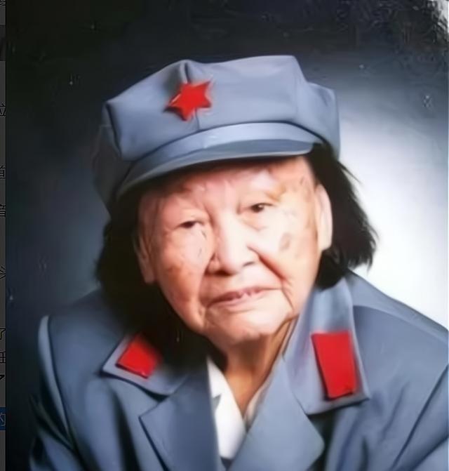 1937年，15岁女红军被敌人抓住，正要被砍头时，一名敌军官走上前捏住她的下巴：
