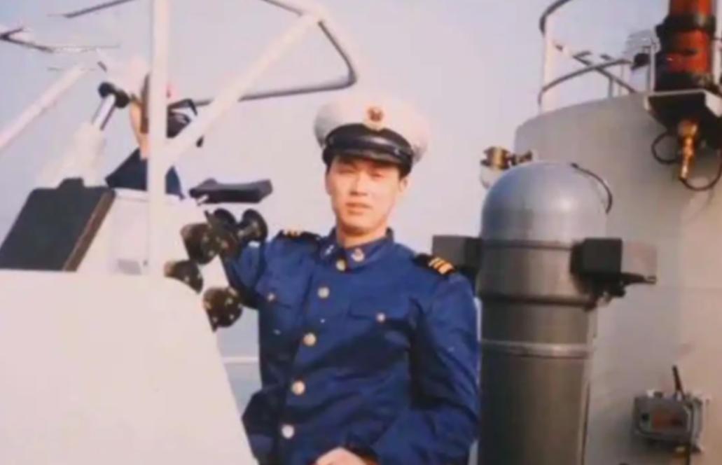 1997年，18岁的海军战士为救人牺牲，他父母哭到晕但让人没想到的是，2017年