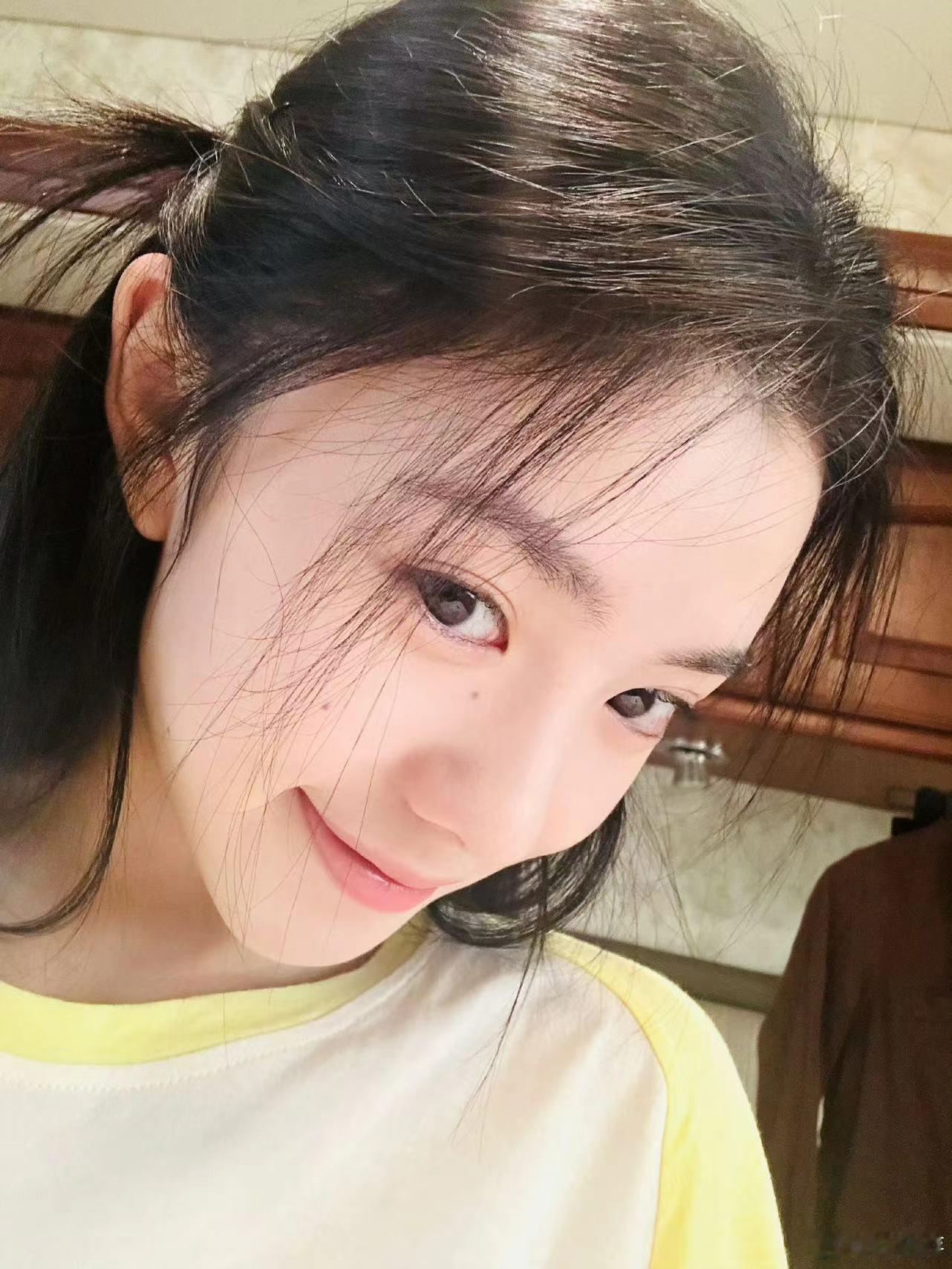 #刘浩存七月自拍##刘浩存发自拍了#刘浩存发自拍了，爱了爱了 ​​​