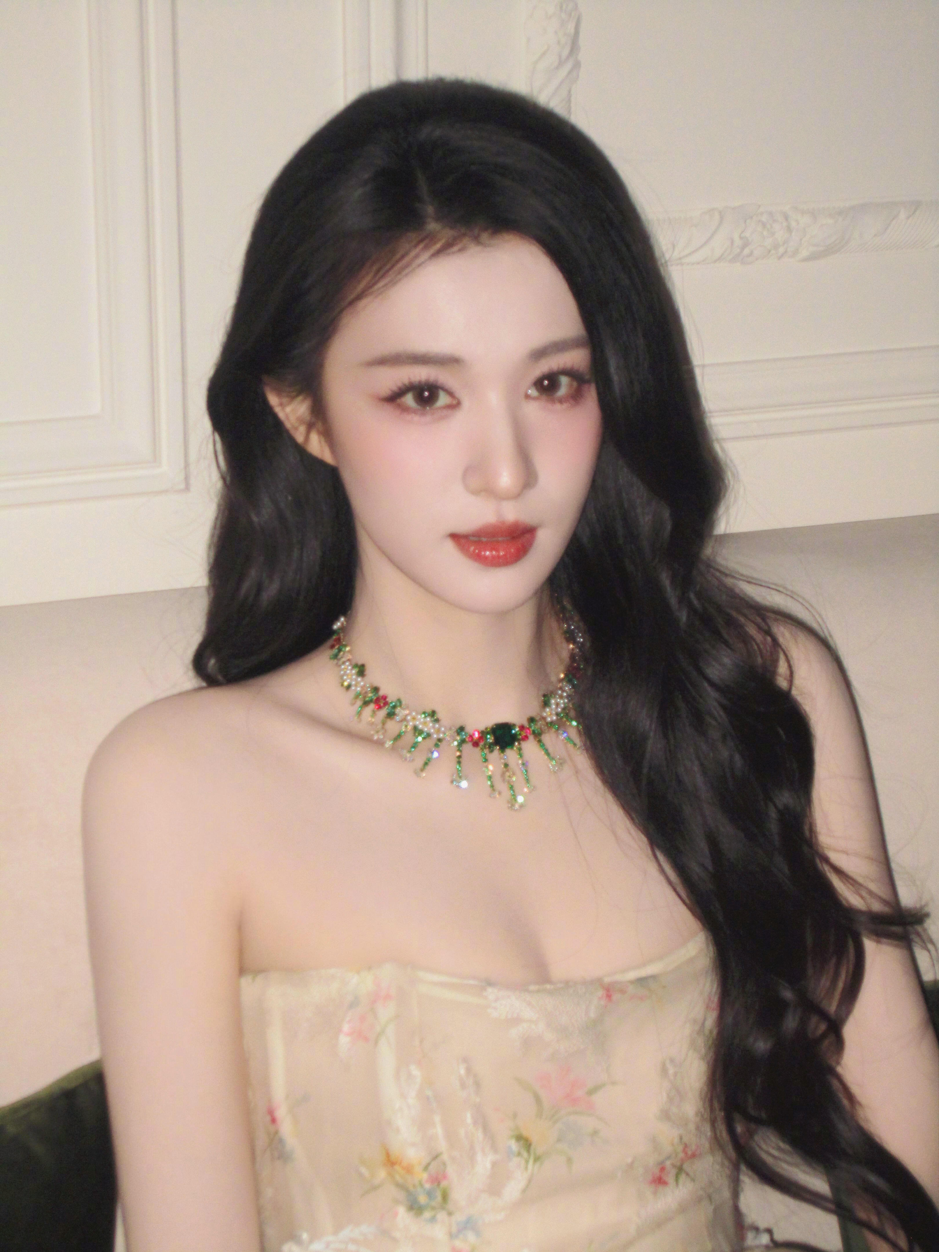#早安咪语##王楚然高度近视但绝不眯眼#哈哈哈原来大美女这么搞笑，虽然近视，但眼