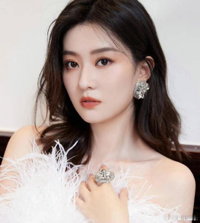 说起乔欣，虽然出道影视圈娱乐圈多年，也算演了不少戏，参加了一些活动，但好像也没在