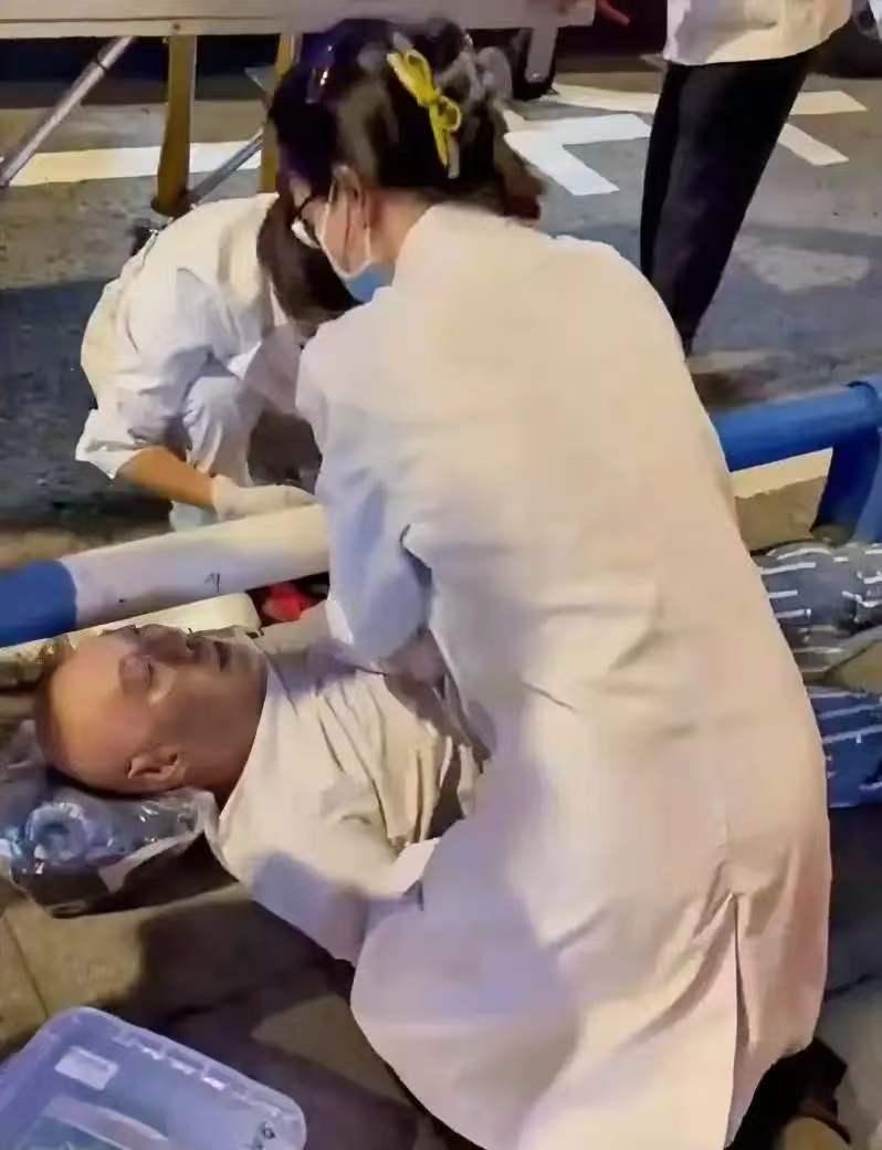 一场争吵，一条人命!5月24日，重庆i街头一个公交站台。一对70来岁的老夫妻不知