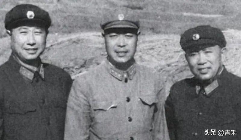 他在红军时期给“洋”顾问李德担任翻译，曾经在苏联留过学属于那个年代的高材生，出生