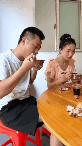 和媳妇一块去吃农村的大桌，媳妇这手速够快吧，又挣多挣一合烟。