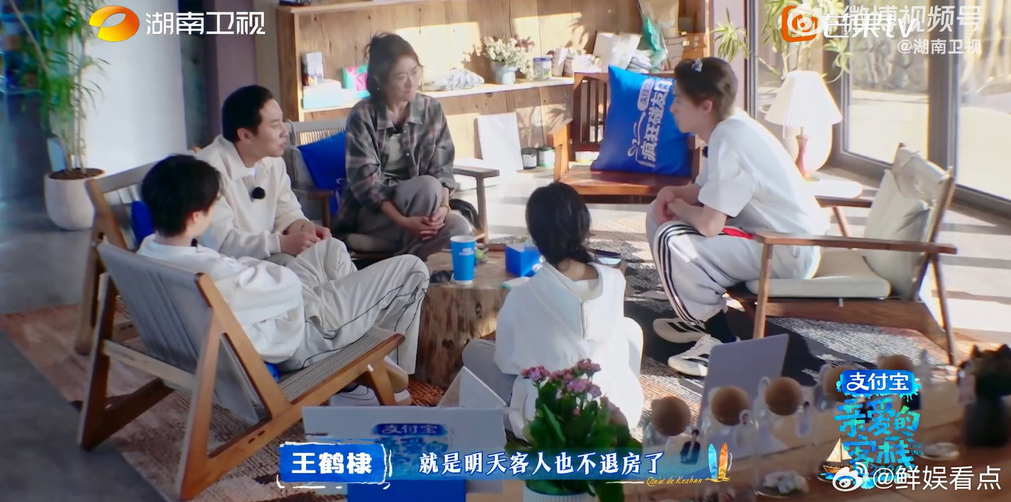 沈月夸王鹤棣越来越有老板样沈月和王鹤棣同框也好有氛围感，顺便还夸了句他越来越有老