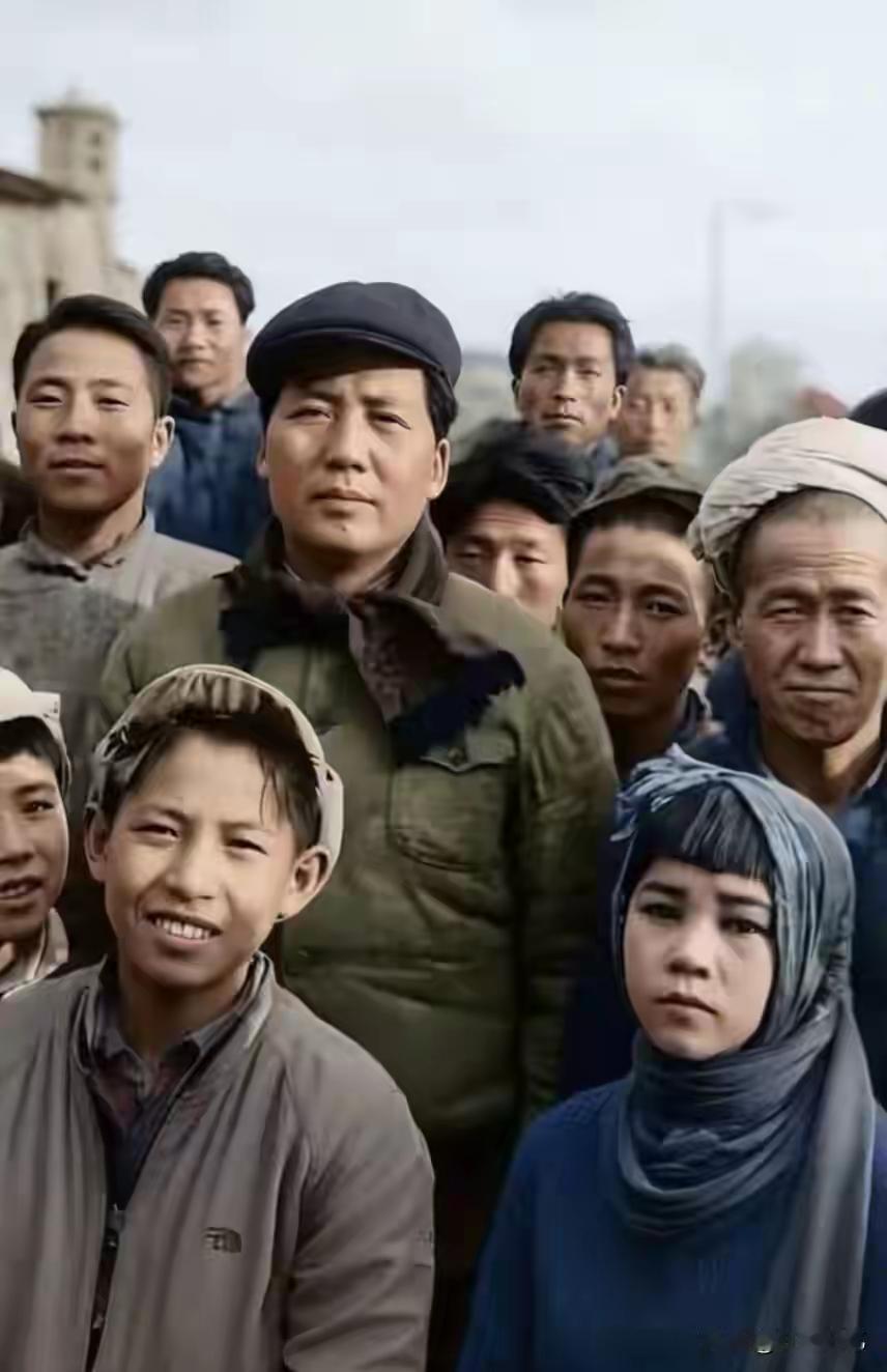 站立在人民群众中的伟人