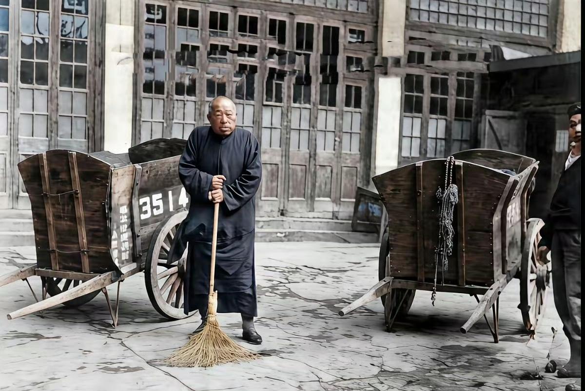 太唏嘘！曾经上海滩第一人，晚年只能街头扫大街
 
看着这个穿着长衫、拿着扫帚扫地