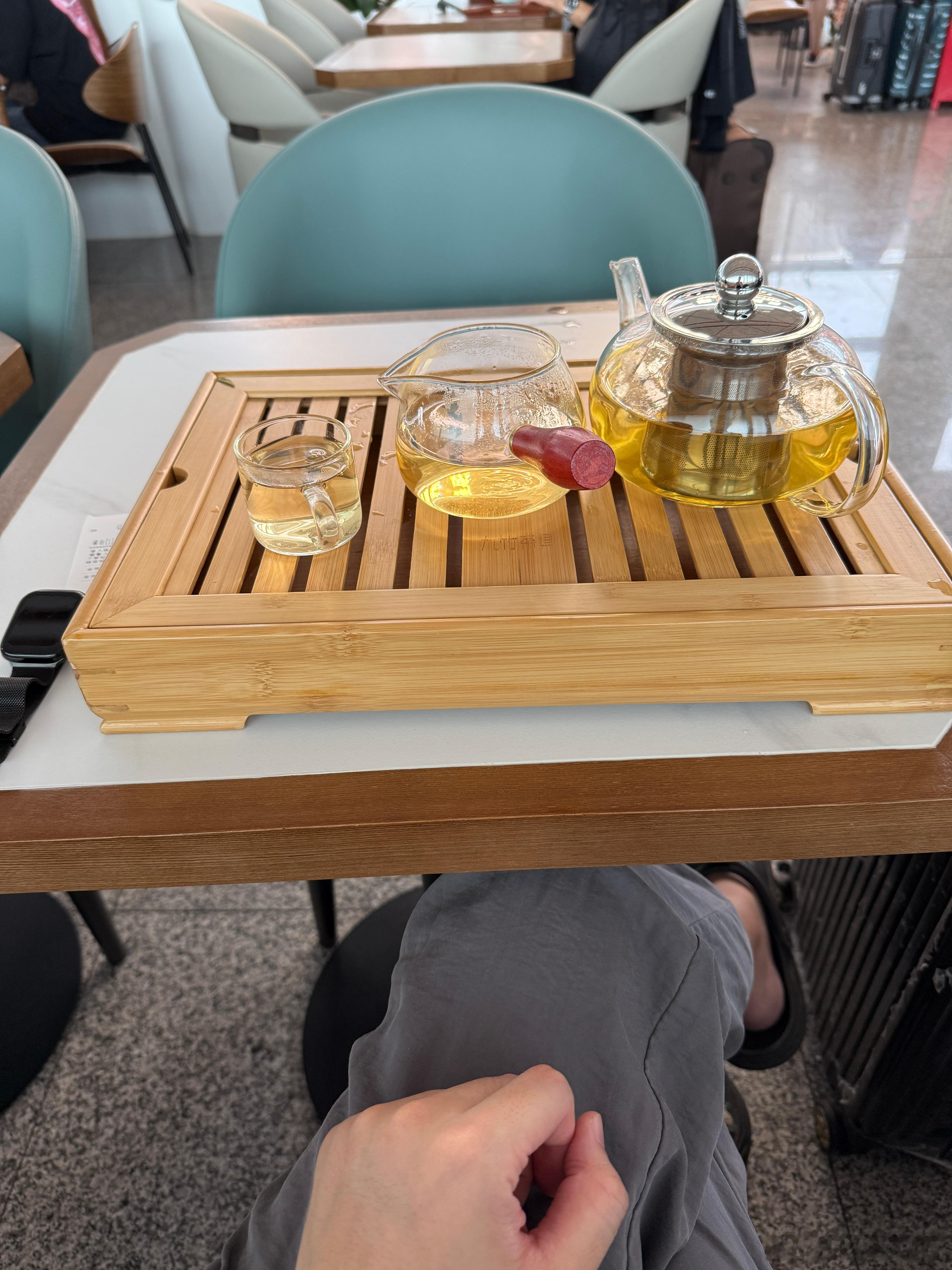 今天在首都机场飞，结果延误了没想到登机口附近的咖啡馆有茶，这不得来一壶现在坐在这