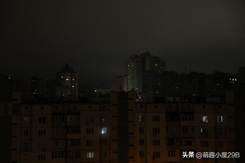 惊闻8月1日乌克兰基辅遭遇连续爆炸的快讯，我的内心五味杂陈。战争，带来的唯有无尽