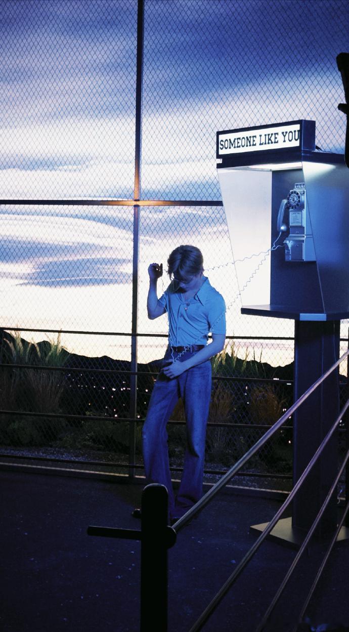 张真源感觉我们之间有点暧昧了 张真源又晒新歌SLYmv花絮照~侧拍衣领微敞，怼脸