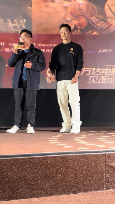 吴京 领导讲话我施法 别人认真听讲，吴京偷偷施法，这反差萌谁顶得住啊！ 