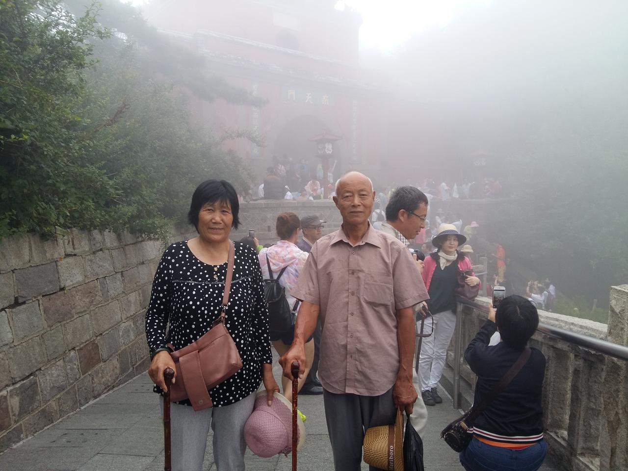 今天是老母亲75周岁生日。我向老妈老爸深深祝福，同时祝天下的老人们都健康、平安、