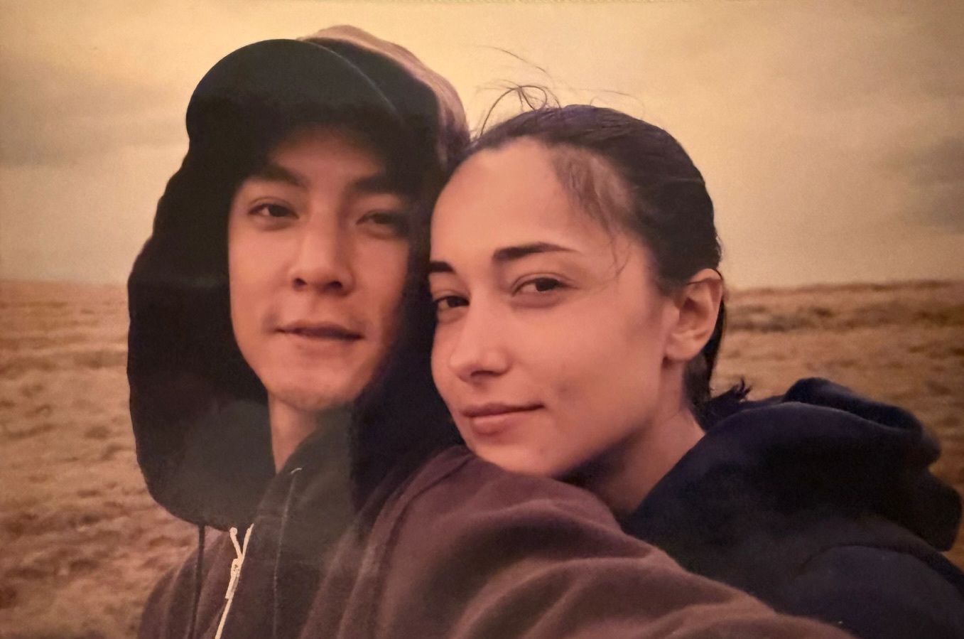 好甜，吴彦祖妻子Lisa S在社媒上分享二人刚恋爱时的自拍。那时是2012年，他