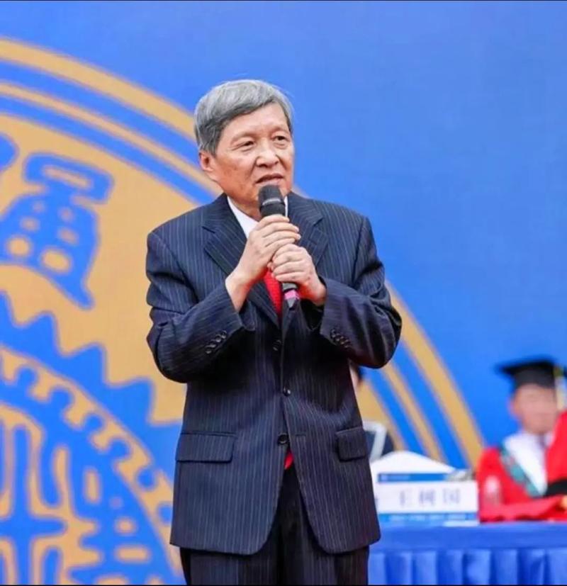 校长的职能是推进学科建设、不断提升学校的教学培养质量、制定合乎时宜的规章制度、完