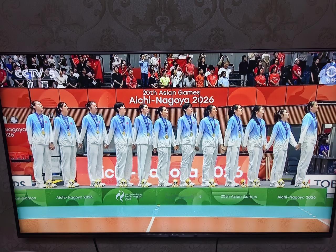 姑娘们手拉手站在领奖台上，仰望国旗，高唱国歌，心潮澎湃，激动不已！
从她们身上，