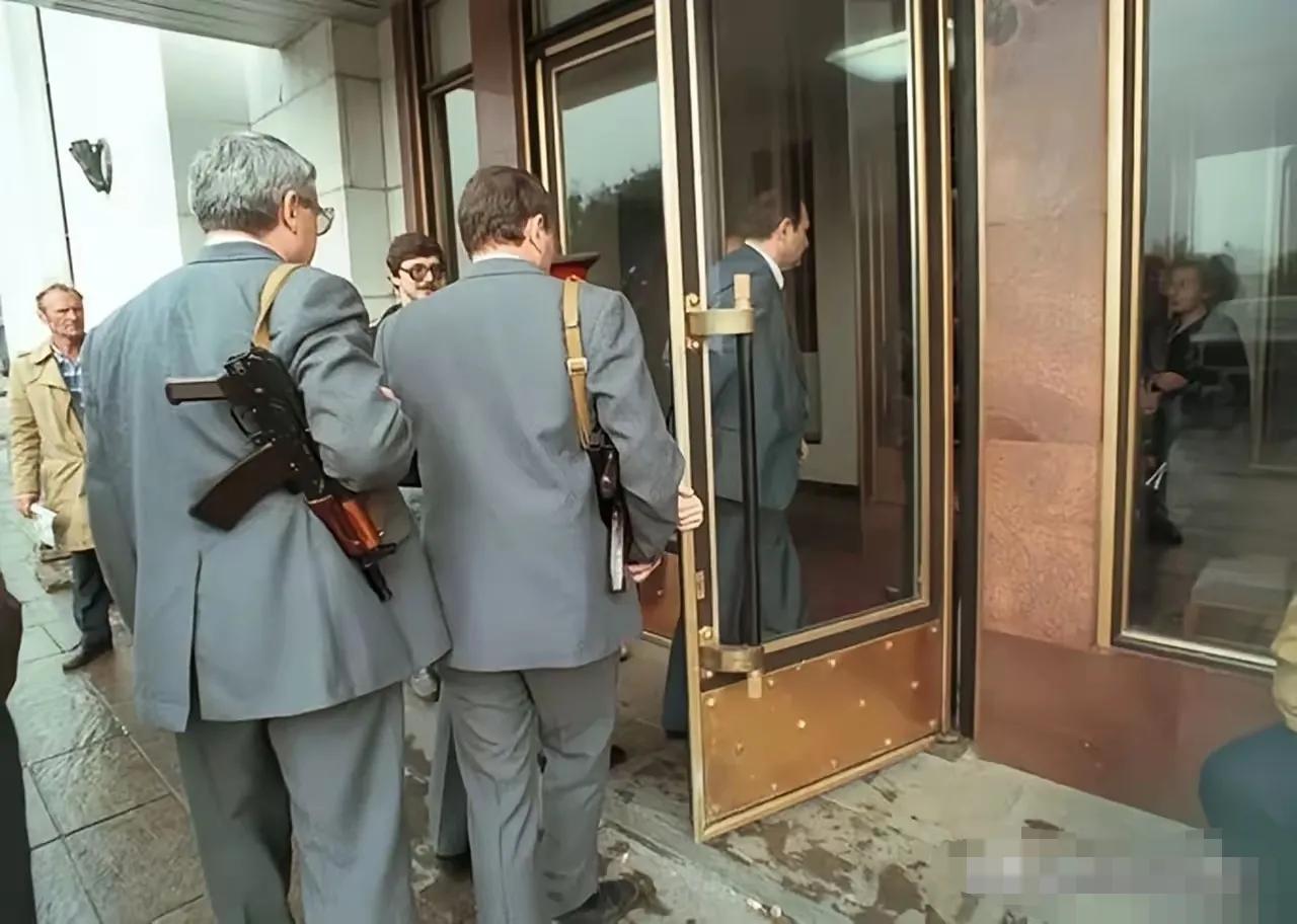 开会背枪，这些政要官员开会都背着冲锋枪，这场景头一次看到。这是1991年8月19