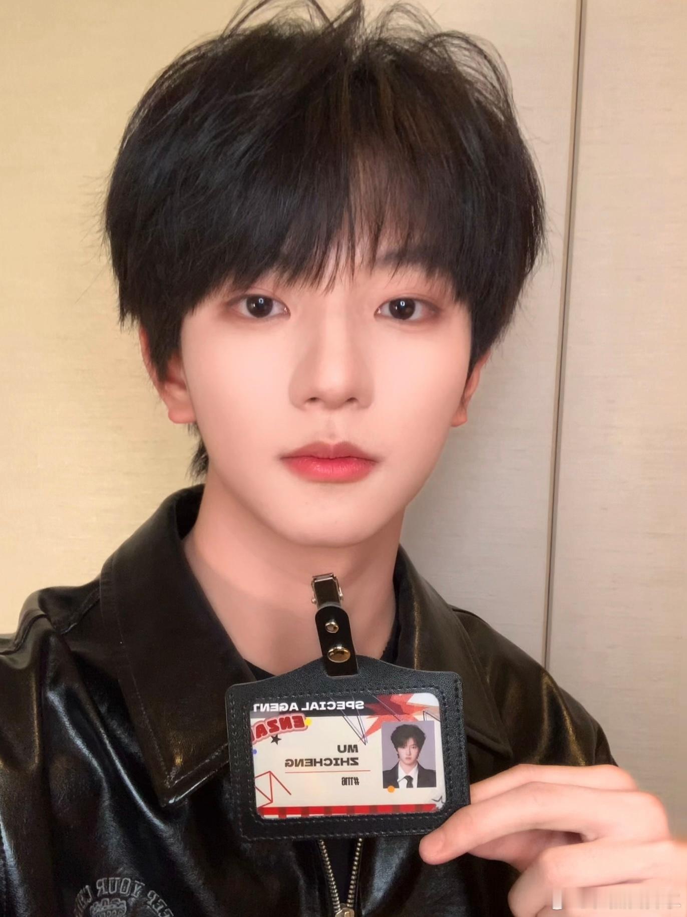 找到这个彩蛋奖励自拍啦～穆祉丞这个小孩咋这么萌呀！穆祉丞二维码穆祉丞