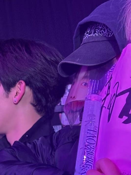 石郭拌饭cp 粉丝举应援纸 没有纸的凯把韬的手幅卡在面前 