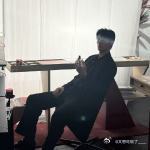 王凯沐新剧路透 侧影撞进镜头，王凯沐的下颌线是冷香的前调，眼底的温柔是后调，调香