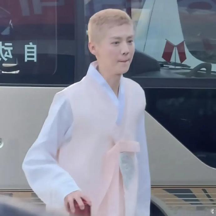 鹿晗的新造型让人不禁联想，是不是从孙悟空身上获得了灵感？果然，连他都藏不住这种“