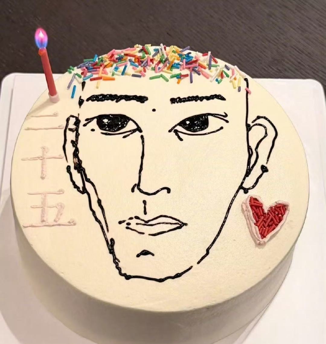 易烊千玺diy25岁生日蛋糕易烊千玺diy生日蛋糕易烊千玺在生日蛋糕上画了自己 