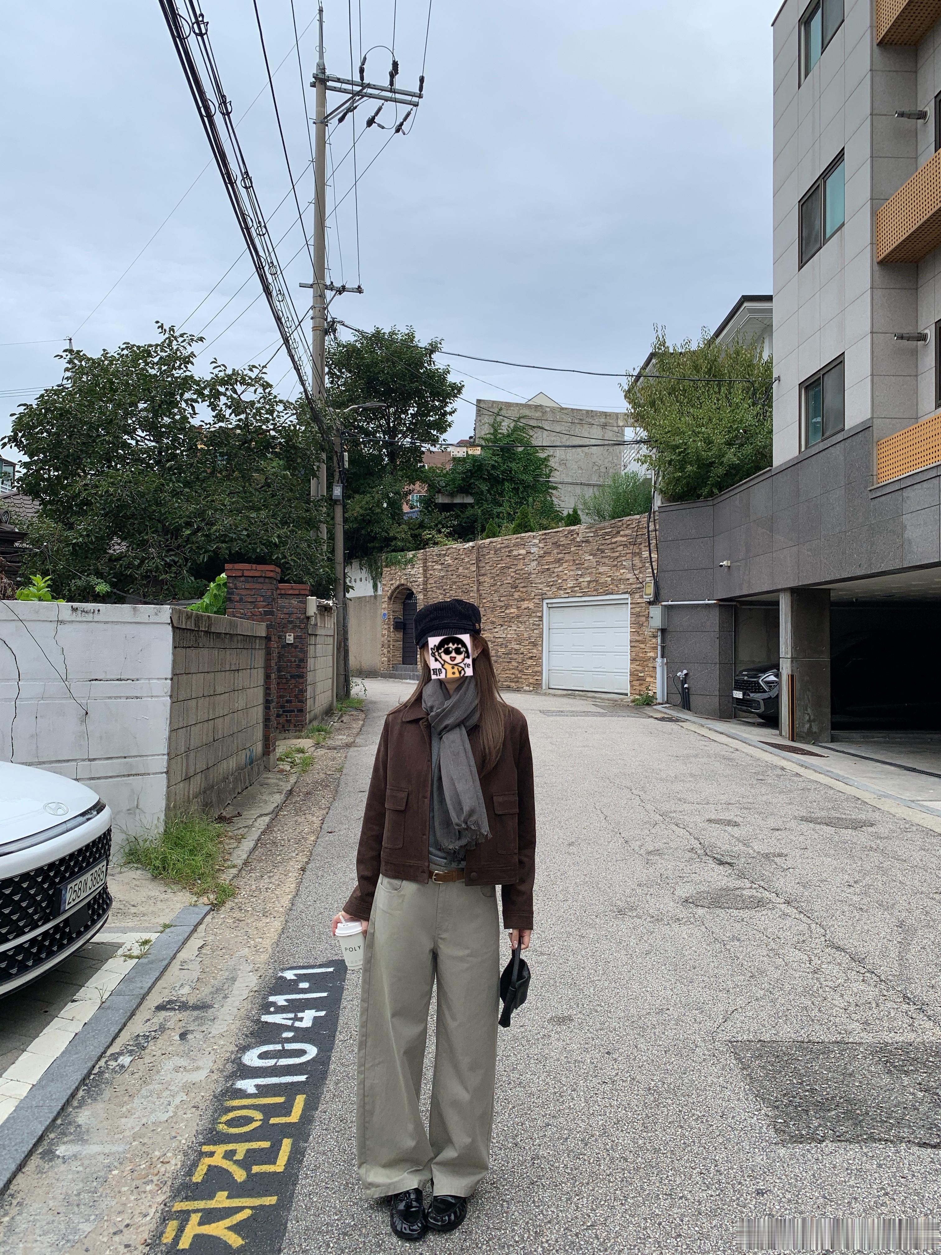 🤎【咖啡色麂皮夹克】➕【卡其灰弯刀裤】这小外套老好搭了 显得很精神吧～搭裙子也