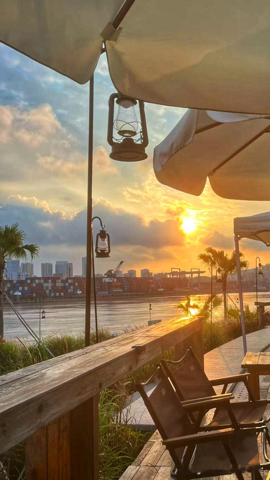 随拍｜漫野部落×斜阳晚风 CITY WALK
日落爱好者 傍晚夕阳余晖 寻找城市
