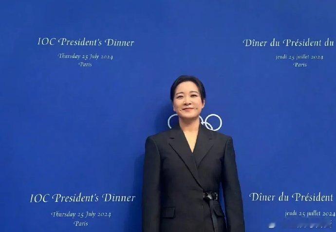 贾玲作为全球票房最高女导演，精准契合巴黎奥运会“女性力量”的相关主题，一年时间，