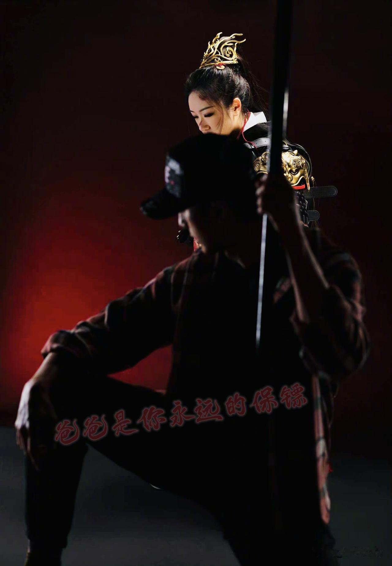 Neinei战损妆容太绝了，身披铠甲手持长枪，眼神坚毅有力，女将军气场两米八，好