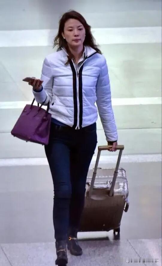 照片中央视主持人刘芳菲以素颜出镜，素颜状态下看就是比较真实自然，比董卿的素颜耐看