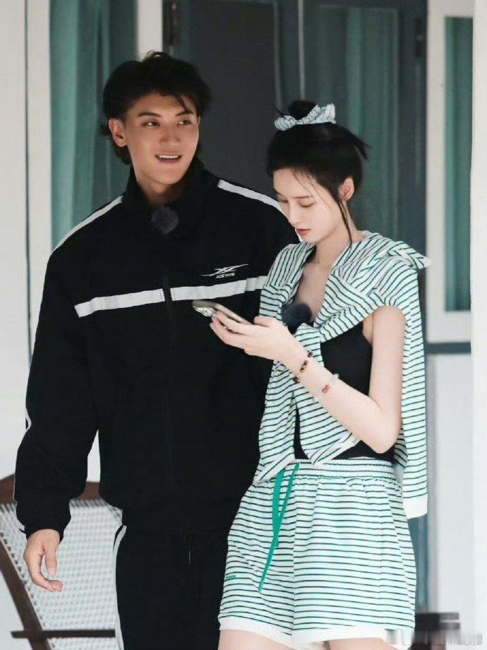 黄子韬徐艺洋像在演偶像剧他们像是拍了一部现实版的偶像剧，真的是超甜。 ​​​