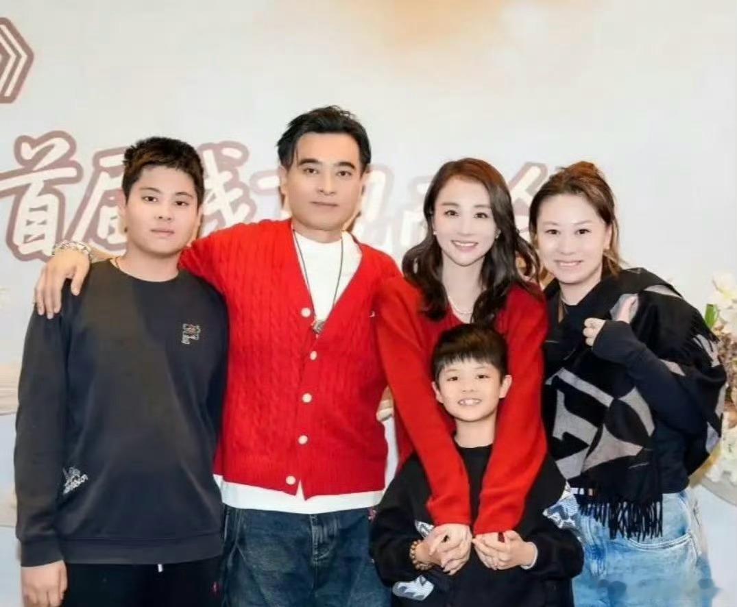 提前约定好一人随父一人随母，小儿子章纪晨承载妈妈的姓氏，这份通透很难得陈龙小儿子