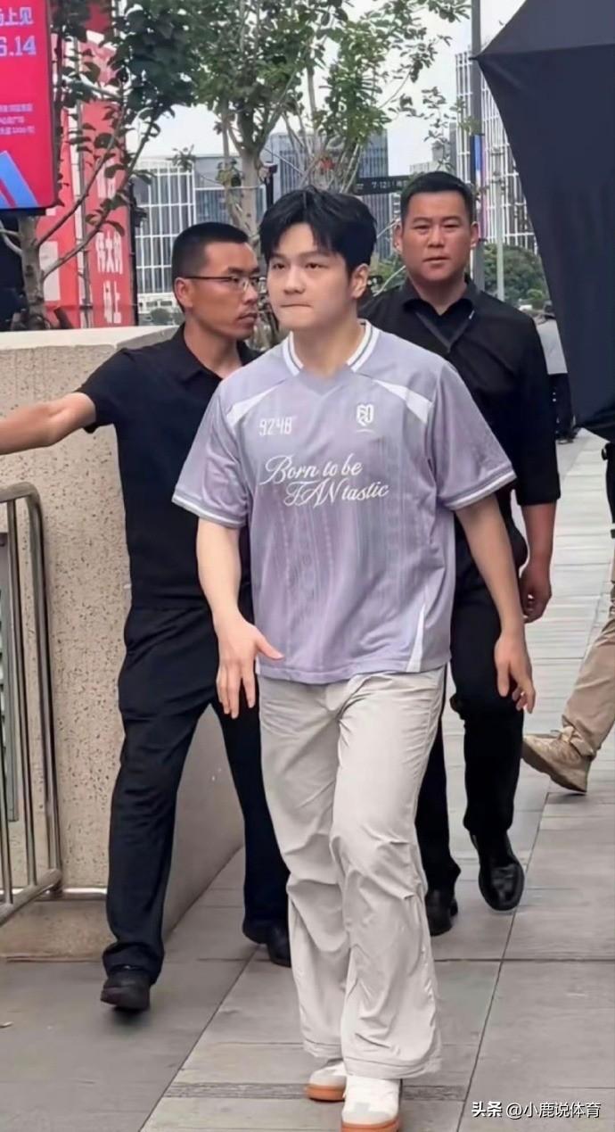 安踏真的要悔麻了！
怎么没早死磕签下樊振东！
 
谁都以为这场安踏非公开活动，没