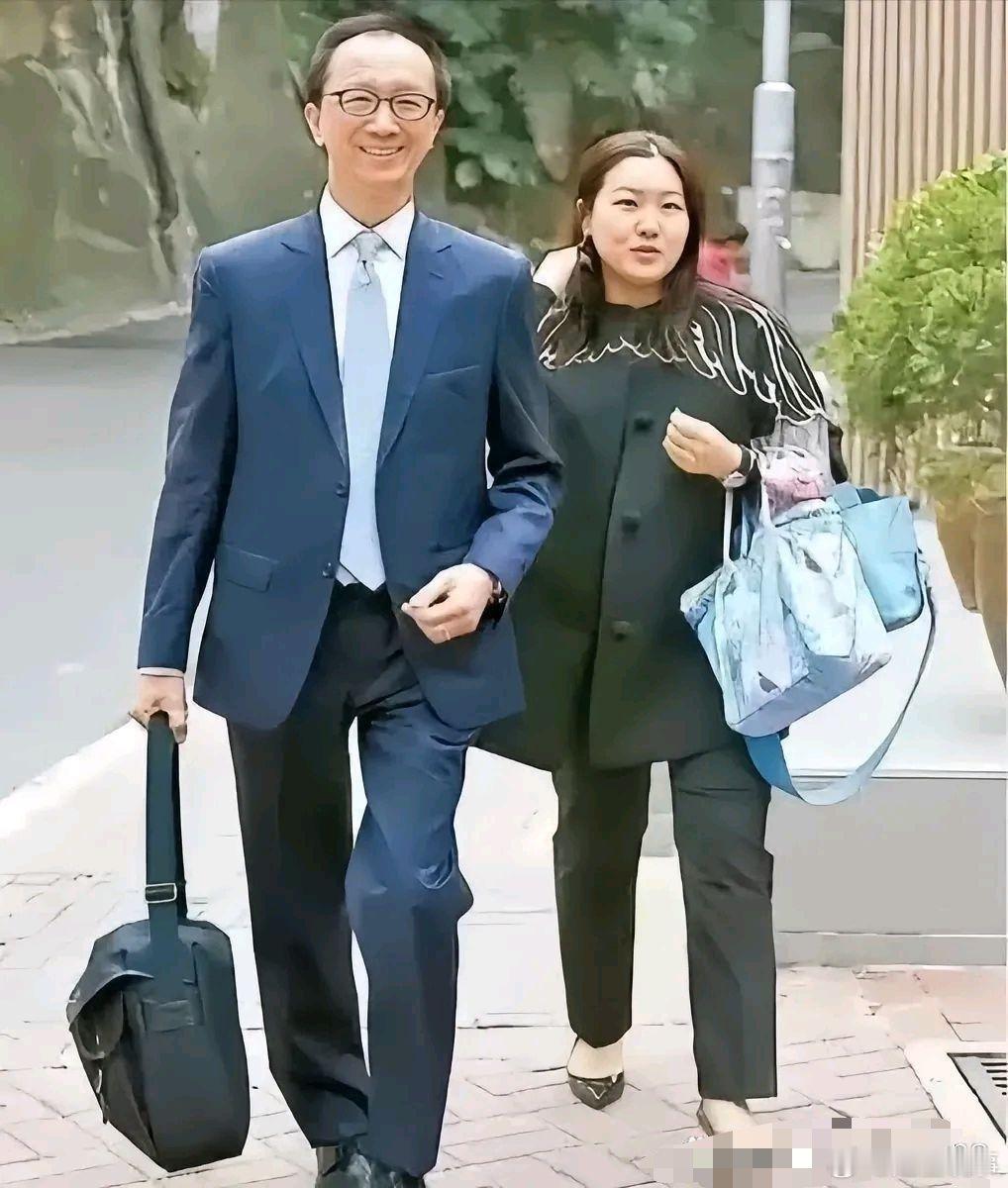 伏明霞46岁了，真正的跳水女皇，台板双冠王。伏明霞的长相非常高级，身材也是真臃肿